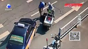 老太車禍躺地 交警烈日下用身體遮陽