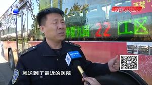 中學(xué)生公交車上突然暈倒 眾好心人幫助送醫(yī)