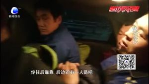 務(wù)工圖方便 多個男子疊羅漢擠進(jìn)小轎車