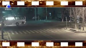 面包車(chē)加速闖燈 遭客車(chē)懟飛冒火星