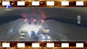 90后媽媽騎共享單車上高架 還把兒子“放”在車籃里