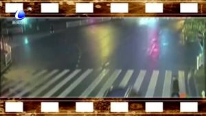 “低頭族”闖紅燈過(guò)馬路被撞