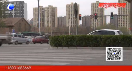 斑馬線被攔腰截?cái)?行人到此繞行