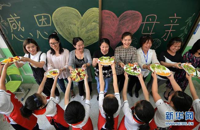 5月10日，在河北省邯鄲市趙王小學(xué)開(kāi)展的“感恩母親”主題活動(dòng)中，學(xué)生將制作的水果拼盤(pán)送給媽媽。