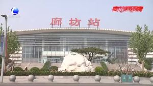 市環(huán)衛(wèi)局點綴種植池 為高鐵站添“靚度”