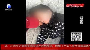 市民高溫暈倒 交警撐傘守護(hù)