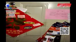 墻上被貼“爛膏藥” 小廣告污染成災(zāi)