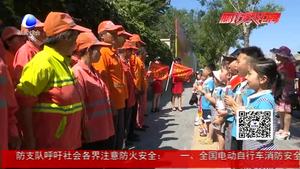 ”大手拉小手“為環(huán)衛(wèi)工人送水解暑