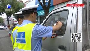 民警集中整治車站周邊交通亂象