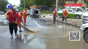 市環(huán)衛(wèi)部門強化道路保潔作業(yè) 恢復路面干凈整潔