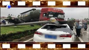 半掛車路口失控 撞斷燈桿砸毀新車