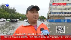 強降水導(dǎo)致路面積水 環(huán)衛(wèi)部門全力促排水
