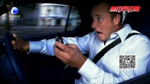 司機(jī)一走神兒 直接撞上隔離墩