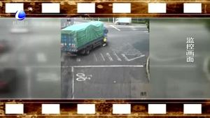 車(chē)輛轉(zhuǎn)彎不注意 撞倒碾壓電動(dòng)車(chē)