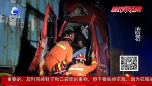 午夜疲勞駕駛釀車禍 消防官兵成功救援