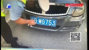 用貼紙變?cè)焯?hào)牌 被交警抓現(xiàn)行