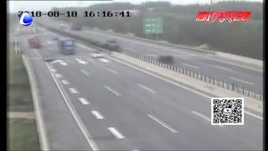 操作不當(dāng) 貨車橫躺高速路