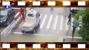 轎車占道守護(hù)老人過馬路