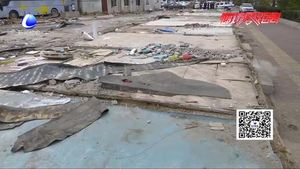 繼續(xù)加大執(zhí)法力度 銀河北路違建被拆除