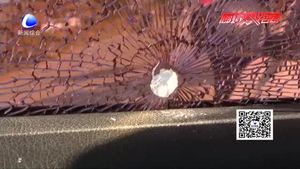 一小區(qū)附近三輛汽車被砸 提醒市民注意防范