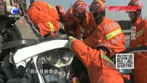 大貨車追尾小型SUV釀車禍母子被困 消防緊急救援