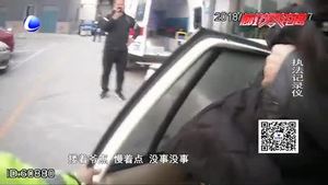女孩腿部磕傷  交警緊急送醫(yī)