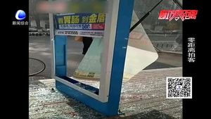 市區(qū)解放道上小摩托撞上公交站牌