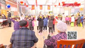 兒童手寫“福”字送老年公寓 童真童趣問候老人安康