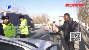 客車超員 為逃處罰將乘客“趕下車”