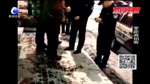 情人節(jié)雪夜民警護送老人回家