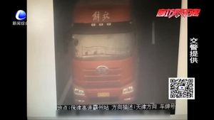 交通管制大貨車逆行硬床霧區(qū) 監(jiān)控探頭全程記錄