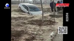 文安一白色轎車(chē)開(kāi)進(jìn)土坑