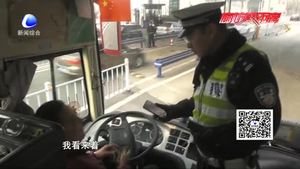 司機(jī)玩手機(jī)乘務(wù)員睡覺 乘客安全誰來保證