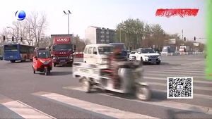 男童意外磕破頭 交警護(hù)送急就醫(yī)