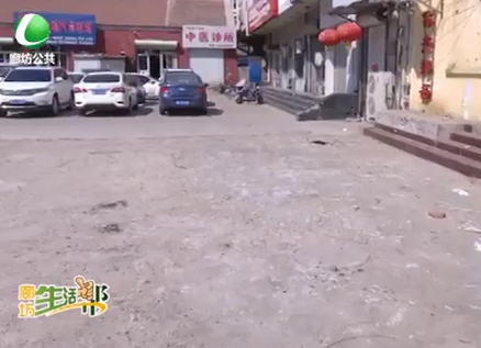 商戶拆除牌匾掉一地?zé)艄堋团蓞f(xié)調(diào)環(huán)衛(wèi)及時(shí)清理