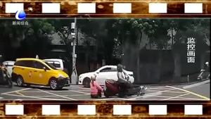 路口不減速 兩電動(dòng)車相撞