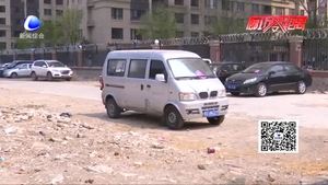 小區(qū)門前200米道路停滿私家車 居民回家難