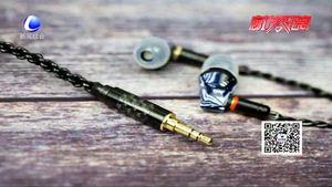 耳機(jī)不離身 小心傷耳朵