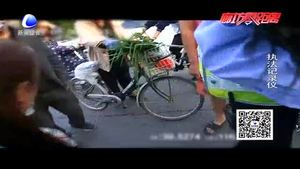 零距離·交通：女孩腳卡電動(dòng)車 交警暖心救助