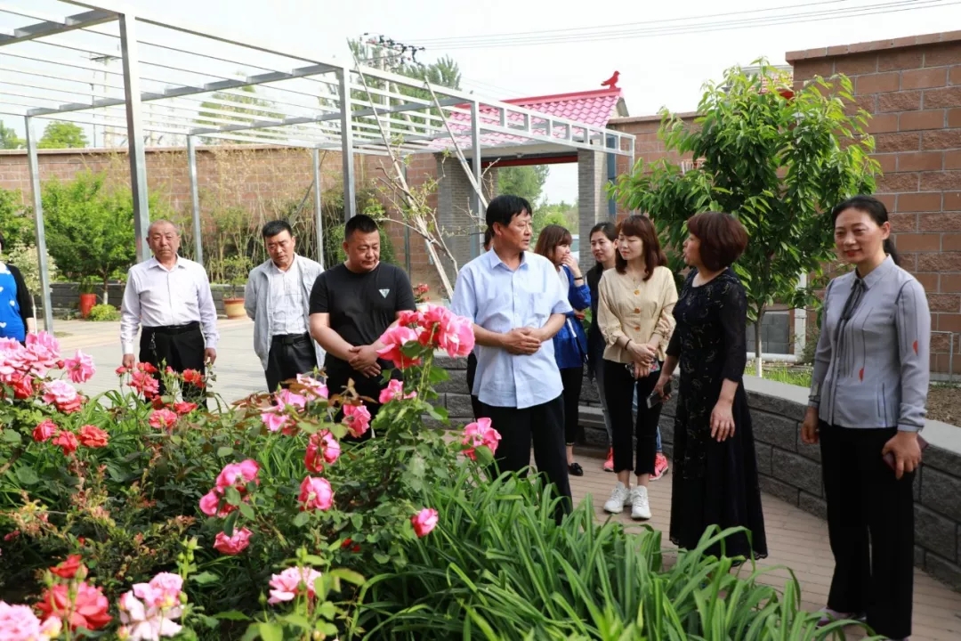 春意盎然的五月，廊坊市婦聯(lián)領(lǐng)導(dǎo)在這些美麗庭院留下足跡……