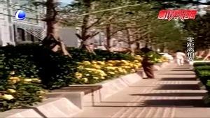 男子路邊小便視若無(wú)人