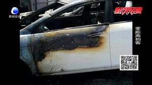 停車(chē)場(chǎng)車(chē)輛自燃 轎車(chē)燒成鐵架