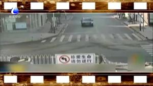 開車看手機 沖過護欄翻車