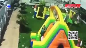 零距離·關注：充氣城堡又“吃人” 勿讓相關安全標準成了“擺設”