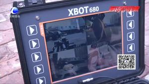 我與國旗合個(gè)影：一名排爆警察對(duì)祖國的祝福