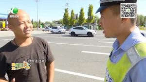 國慶·堅守——交警堅守崗位保暢通