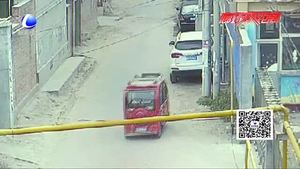 交警迅速查處一肇事逃逸車輛 當事人送錦旗致謝