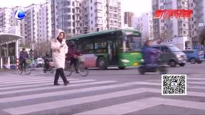 過斑馬線的正確姿勢 左顧右盼很重要