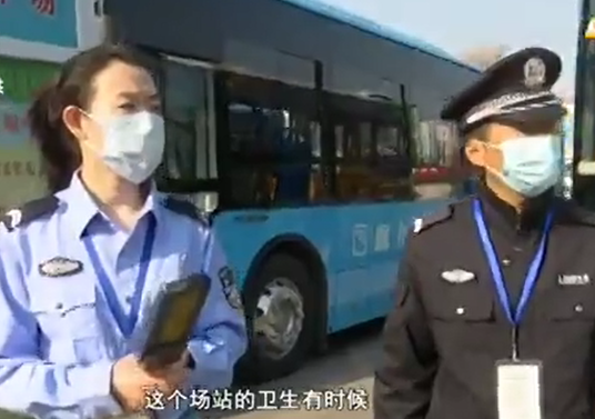 五一致敬勞動者：記者體驗(yàn)公交文明引導(dǎo)員 護(hù)航市民文明出行