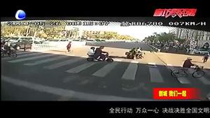 公交車禮讓斑馬線 讓文明在城市流動(dòng)起來(lái)